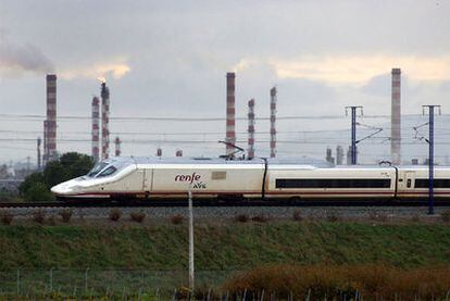 Un tren Pato, fabricado por Talgo, circula por las cercanías de Tarragona. Los fondos MCH y Trilantic Capital Partners compraron el 75% de la empresa en 2006.