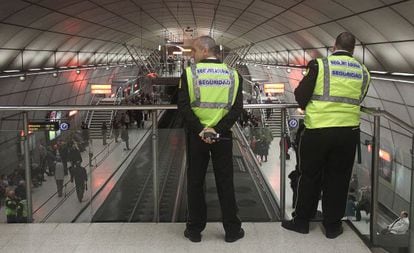 Dos guardias de seguridad vigilan una de las estaciones del metro de Bilbao.