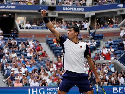 Alcaraz celebra un punto durante el partido contra Tsitsipas en la Arthur Ashe de Nueva York.