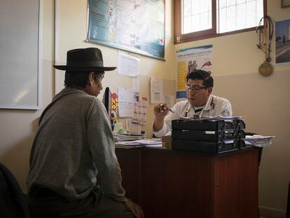Felix Salazar, de 61 años, en la consulta de su médico en Cochabamba, Bolivia, en 2016. Padeció dolor en el corazón durante un año hasta que fue diagnosticado de mal de Chagas.