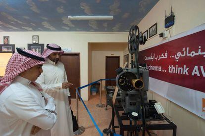 Dos saud&iacute;es observan un proyector de cine durante el festival Pel&iacute;culas de Arabia Saud&iacute;, en Dammam.