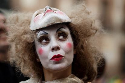 El desfile principal arranca desde el parque del Retiro. Madrid tiene también su concurso de disfraces en el Círculo de Bellas Artes, pero la esencia del carnaval se encuentra en la reunión de murgas en la plaza de la Villa. Allí se canta y se critican los sucesos del año. El carnaval se cierra con el entierro de la sardina: el complejo fúnebre sale de la plaza de San Antonio de la Florida y remata en la Casa de Campo con una gran fogata. En la foto, un disfraz de 2015 inspirado en 'Don Quijote de la Mancha'.