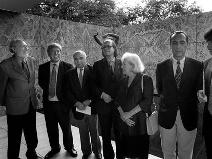 De izquierda a derecha, Josep Maria Castellet, Jose García Velasco, Francisco Brines, Pere Ginferrer, Ana Maria Matute, Luis Alberto de Cuenca y Jaime Siles, en Barcelona en 2000.