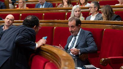 El consejero del Interior, Joan Ignasi Elena, habla con el diputado del PSC-Units Ramon Espadaler, en el Parlament este martes.
