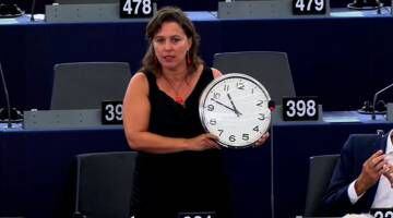 La eurodiputada del BNG Ana Miranda saca un reloj durante el discurso.