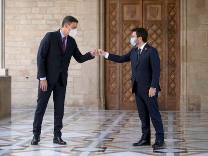 El presidente Pedro Sánchez y el president Pere Aragonès se saludan antes de la segunda reunión de la mesa de diálogo. / MASSIMILIANO MINOCRI