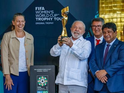 El presidente Lula, este jueves con la copa del Mundial femenino en el evento en Brasilia en el que ha reaparecido tras una neumonía, en una imagen difundida por la Presidencia de Brasil.