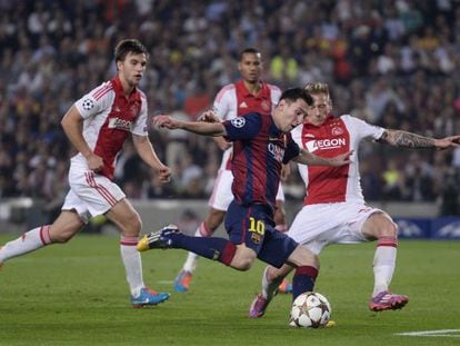 Messi se dispone a tirar a puerta ante varios jugadores del Ajax.