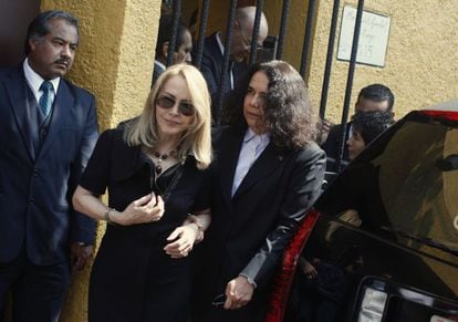 La esposa de Carlos Fuentes, Silvia Lemus, abandona su casa acompañada de Consuelo Saizar, directora del Consejo Nacional para la Cultura y las Artes de México, para dirigirse al palacio de Bellas Artes.