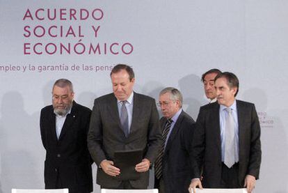 El ministro Valeriano Gómez (primero por la derecha), con los representantes de los sindicatos y de la patronal, en febrero.