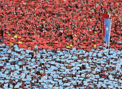 Miles de personas participan en el mosaico en apoyo a la candidatura de Madrid 2016.