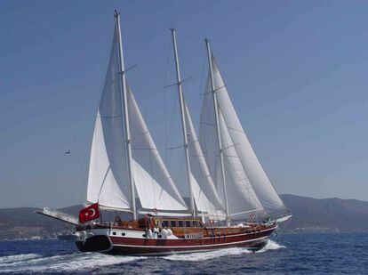 Goleta t&iacute;pica de Turqu&iacute;a navegando por el Egeo. 