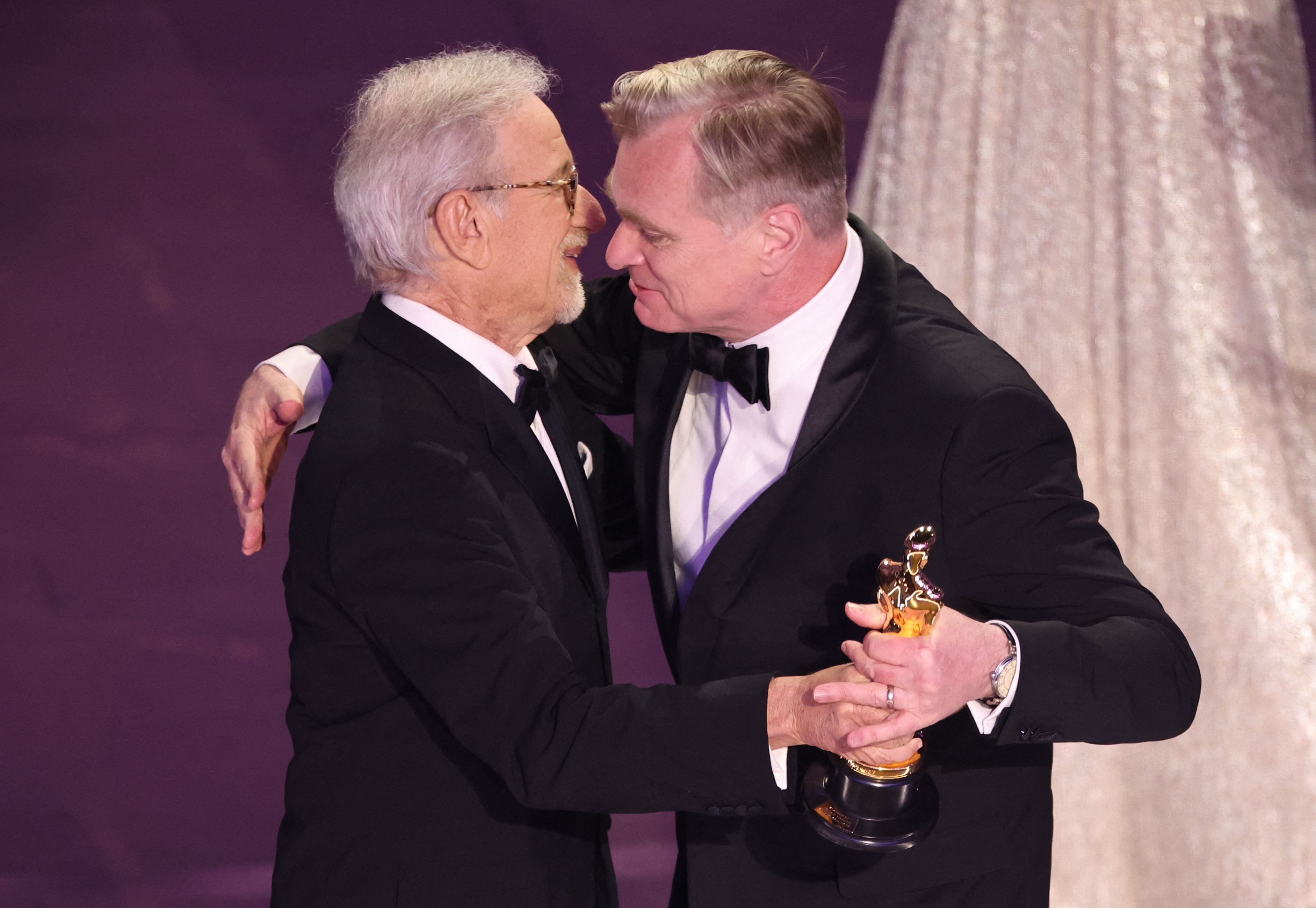 Steven Spielberg entrega el premio a Christopher Nolan.