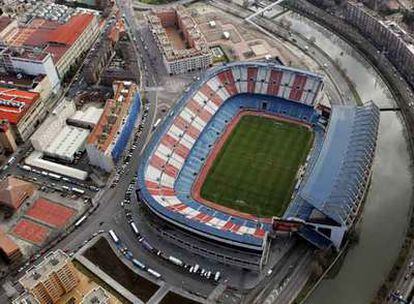 Vista aérea del estadio Vicente Calderón y el río Manzanares tomada en febrero de 2005.