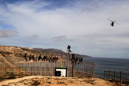 Un grupo de inmigrantes subsaharianos queda atrapado en la valla fronteriza de Melilla tras un intento de salto en enero de 2000.