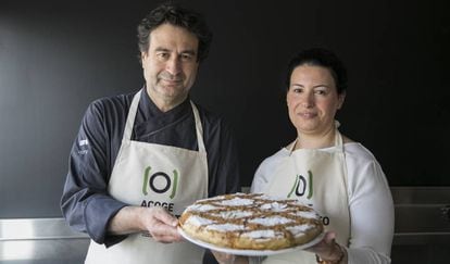 El chef Pepe Rodríguez e Imane Aboulhassane sosteniendo una pastela marroquí.