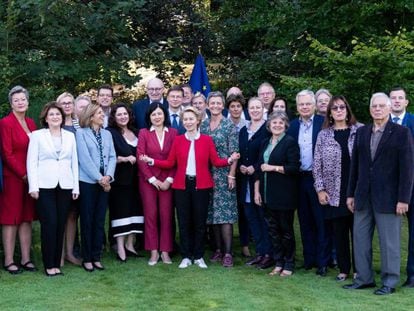 La fotografía de familia de la nueva Comisión Europea, con su presidenta Ursula von der Leyen (centro), tomada este jueves en la localidad belga de Genval.