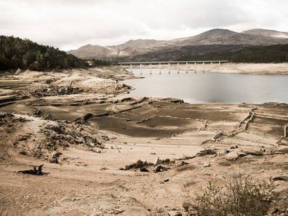 Embalse de Lindoso, en Ourense, mermado por las sequ&iacute;a.