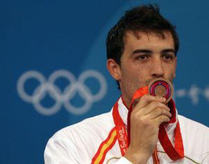 José Luis Abajo besando la medalla de bronce.