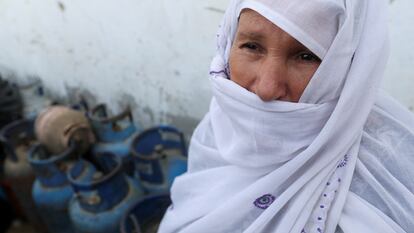 Una mujer palestina hace cola para obtener gas durante el alto el fuego entre Israel y Hamás en la franja de Gaza, este sábado.