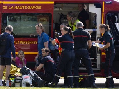Personal de emergencias tras el ataque en Annecy, este jueves.