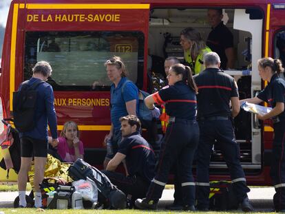 Personal de emergencias tras el ataque en Annecy, este jueves.