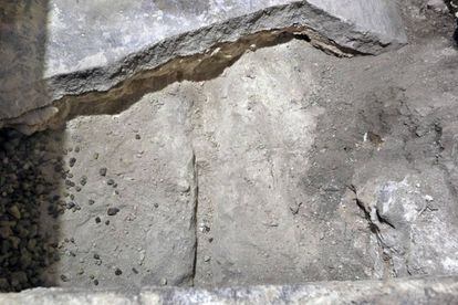 Una imagen muestra las losas de piedra que cubrían la tumba de Jesús.