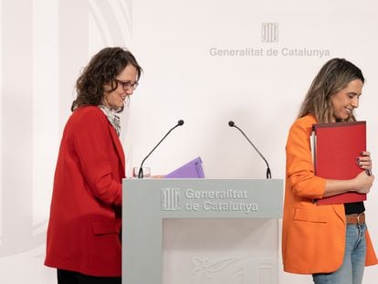 La consellera de Igualdad y Feminismos de la Generalitat, Tània Verge (i), y la portavoz del Govern, Patrícia Plaja, durante la rueda de prensa de este martes.