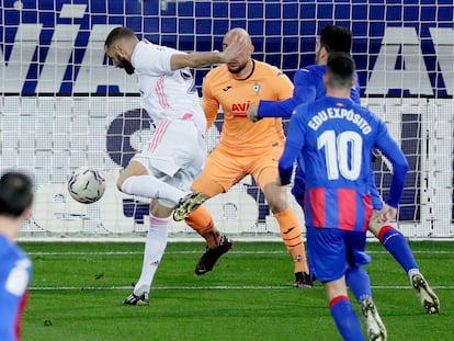 Benzema marca el primer gol contra el Eibar en Ipurua este domingo.