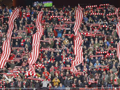 Aficionados del Athletic de Bilbao en San Mamés, el pasado 3 de marzo.