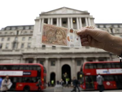 El nuevo billete frente al Banco de Inglaterra, en Londres, este jueves.