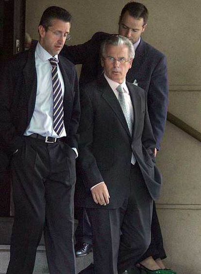 El fiscal Juan Moral y el juez Garzón, a la salida de la Audiencia.