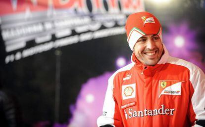Fernando Alonso, sonríe durante un encuentro con aficionados.