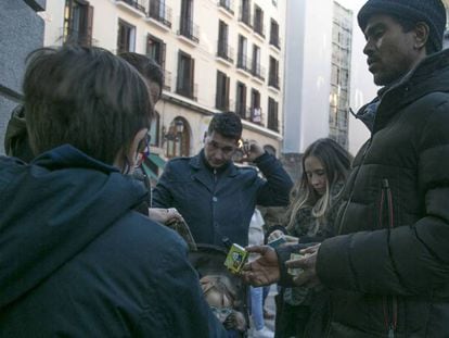 Un vendedor ilegal ofrece petardos a una familia en el centro de Madrid el pasado sábado. En vídeo, los perros perciben el ruido de los petardos tres veces más fuerte que los humanos
