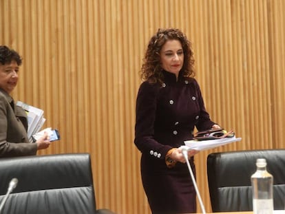 María Jesús Montero, ministra de Hacienda, presenta los Presupuestos en el Congreso. En vídeo, el Gobierno aprueba la tasa Google.