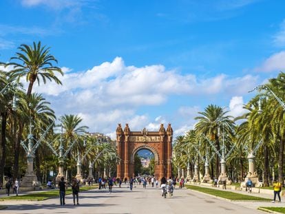 La plaza del Arco del Triunfo de Barcelona, con árboles a los dos lados.