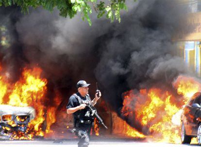 Varios vehículos arden en llamas tras ser alcanzados por las granadas lanzadas por presuntos sicarios en Veracruz.