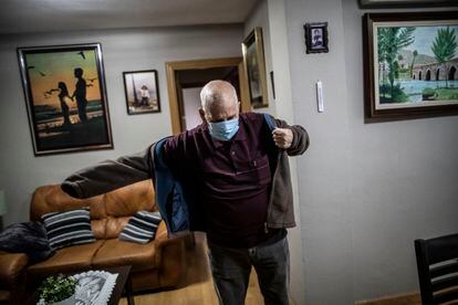 José Sereno se pone el abrigo en su casa para ir a su visita semanal a la residencia de Los Frailes. 