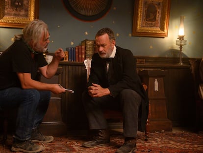 Paul Greengrass habla con Tom Hanks en el rodaje de 'Noticias del gran mundo'
