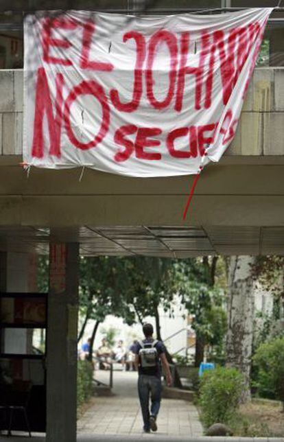 Pancarta contra el cierre del colegio mayor, en junio de 2009.