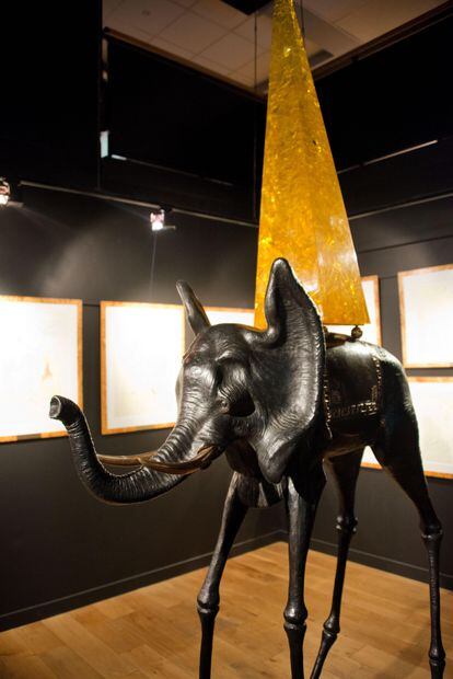 Una de las esculturas de Salvador Dalí expuestas en el museo dedicado al artista en Monmartre (París).