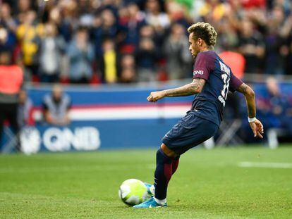 Neymar lanza el penalti frente al Girondins de Burdeos.