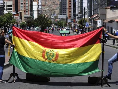 Manifestantes durante la huelga general de este viernes en La Paz.