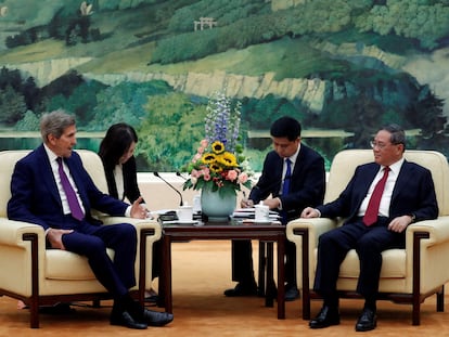 El primer ministro chino, Li Qiang (derecha), conversa con el enviado especial estadounidense para el clima, John Kerry, durante un encuentro en el Gran Salón del Pueblo de Pekín el martes.