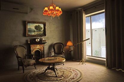 Una de las habitaciones del Walled Off Hotel, con vistas al muro.