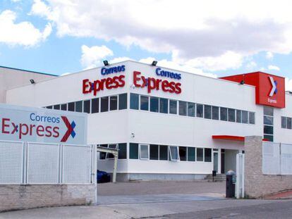 Centro logístico de Correos Express, en Getafe (Madrid)