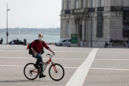 Un ciclista en la plaza Terreiro do Paço en Lisboa en marzo.