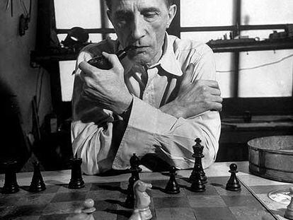 Marcel Duchamp jugando al ajedrez en 1952 con un reloj que marcaba el tiempo entre movimientos.