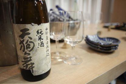 Botella de sake en el &#039;stand&#039; de Jap&oacute;n en el Sal&oacute;n de Gourmets.