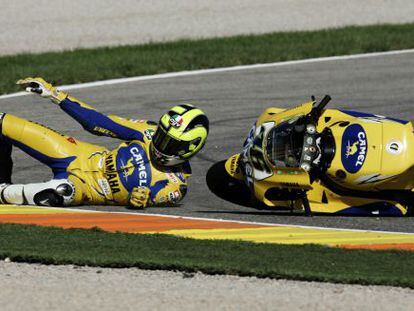 Rossi se cae en el GP de Valencia de 2006.